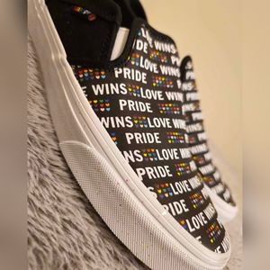 Womens Van's size 9 pride nwot